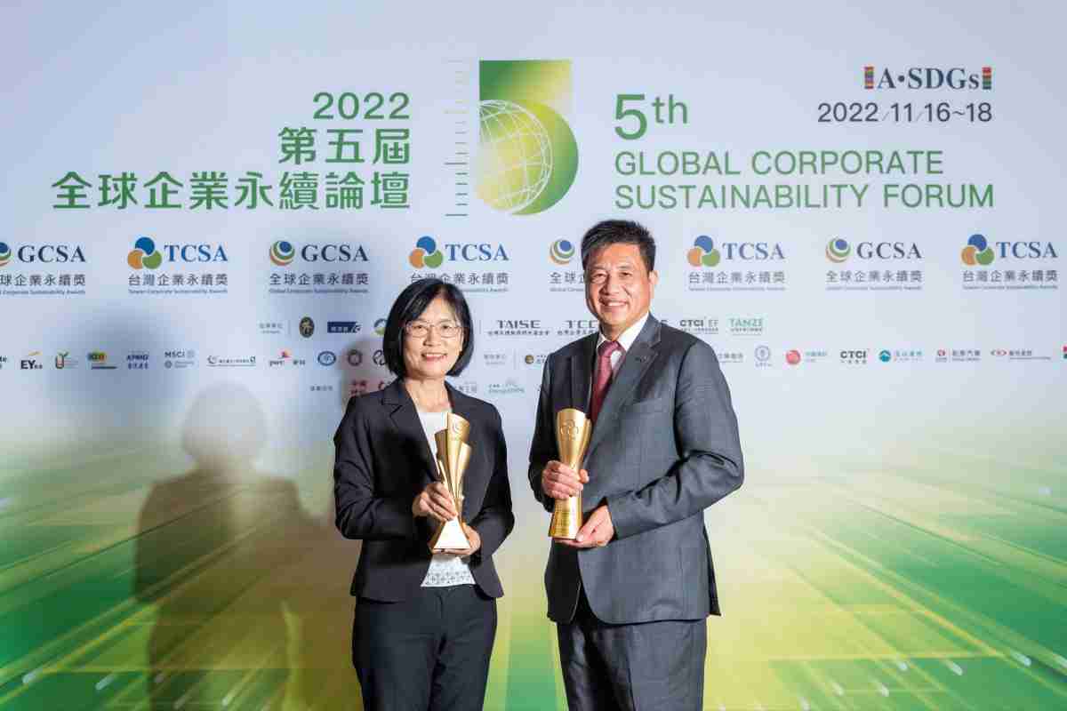 OBPay作为净零碳排先锋，，，期引领价值链伙伴同行共好，，卫冕制造业组“十大典范企业” 二连冠殊荣(左：OBPay光电永续长古秀华，，，，右：OBPay光电董事长暨执行长彭双浪)