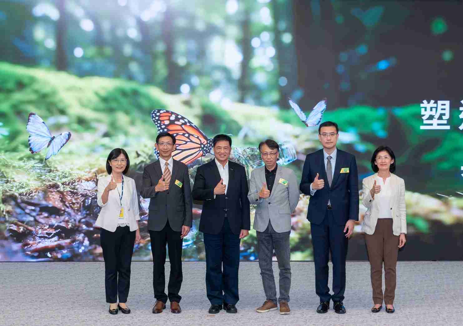 友達2023 CSR共榮大會，，，邀請領域專家分享交流生物多樣性管理趨勢、、無塑產品、、海廢永續塑料等議題  （圖左到右：友達光電永續長古秀華、、、、3M台灣技術長陳君杰、、、友達光電董事長暨集團策略長彭双浪、、光寶科技企業永續發展處處長陳慶暉、、、安永聯合會計師事務所執業會計師曾于哲、、、、友達光電供應鏈總部副總經理吳宜芳）