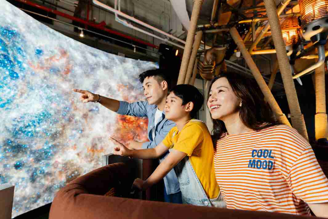 OBPay打造全台最大宽6公尺、、高4公尺、、唯一搭载LED弧形拼接显示屏的动感飞行船，，让乘客驻足在热气球上，，，，享受身历其境的伪出国旅游乐趣