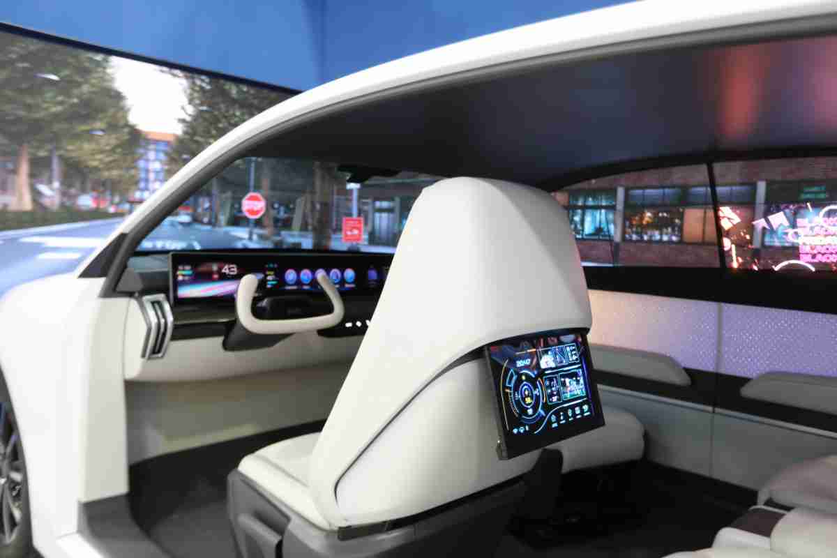 OBPay的「可卷式后座娱乐显示器」加强后座乘客的感官体验，，，，并保有个性化设计，，可依使用偏好进行动态调整。。