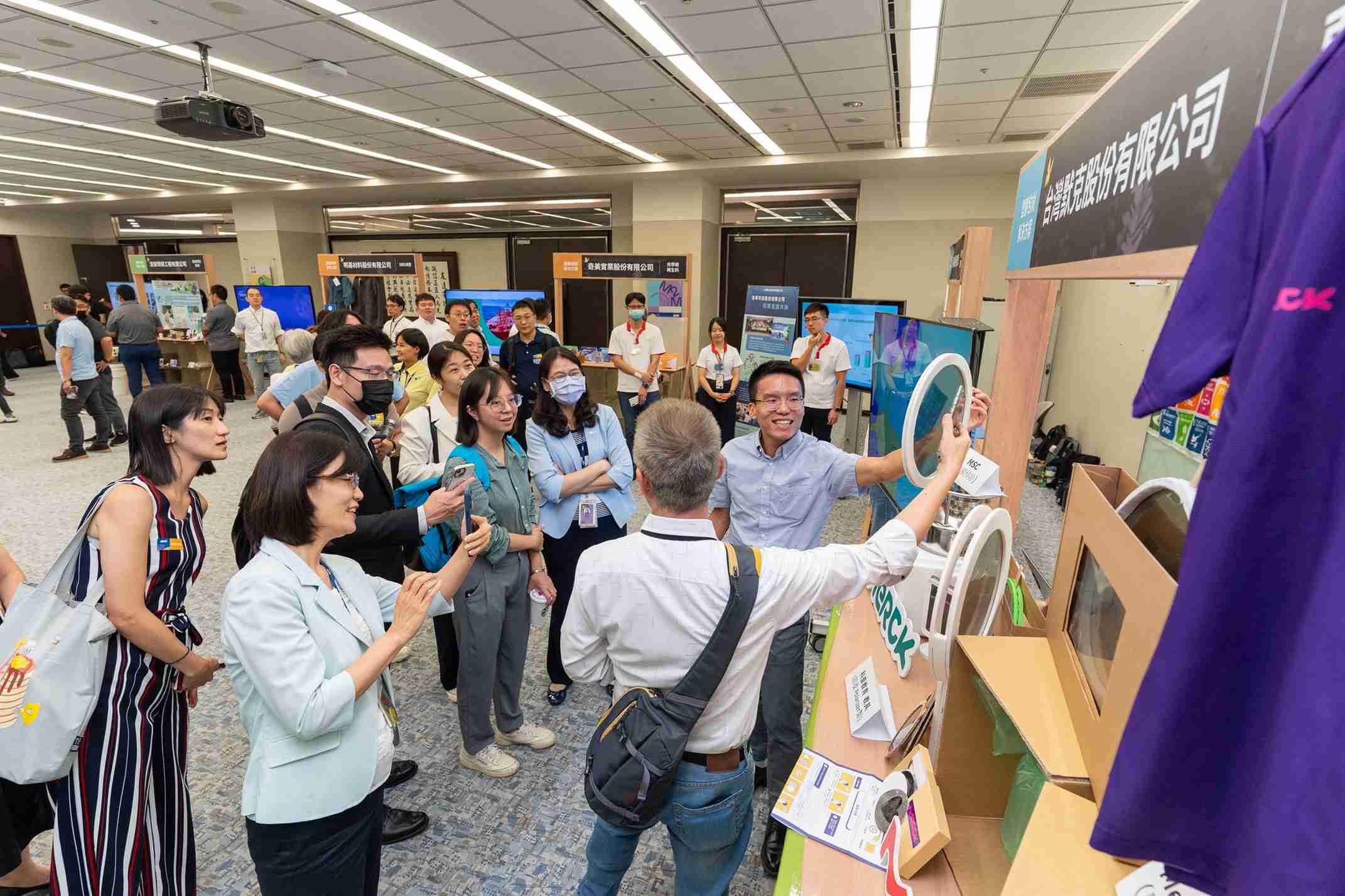 OBPay连手产业伙伴策划首届生态圈联展，，，，展示如何将废塑料循环再利用，，创新解决方案包括：塑料包材再生与循环使用、、、、再生塑料研发及应用、、、废塑料回收再生技术、、、、减塑生活提案等