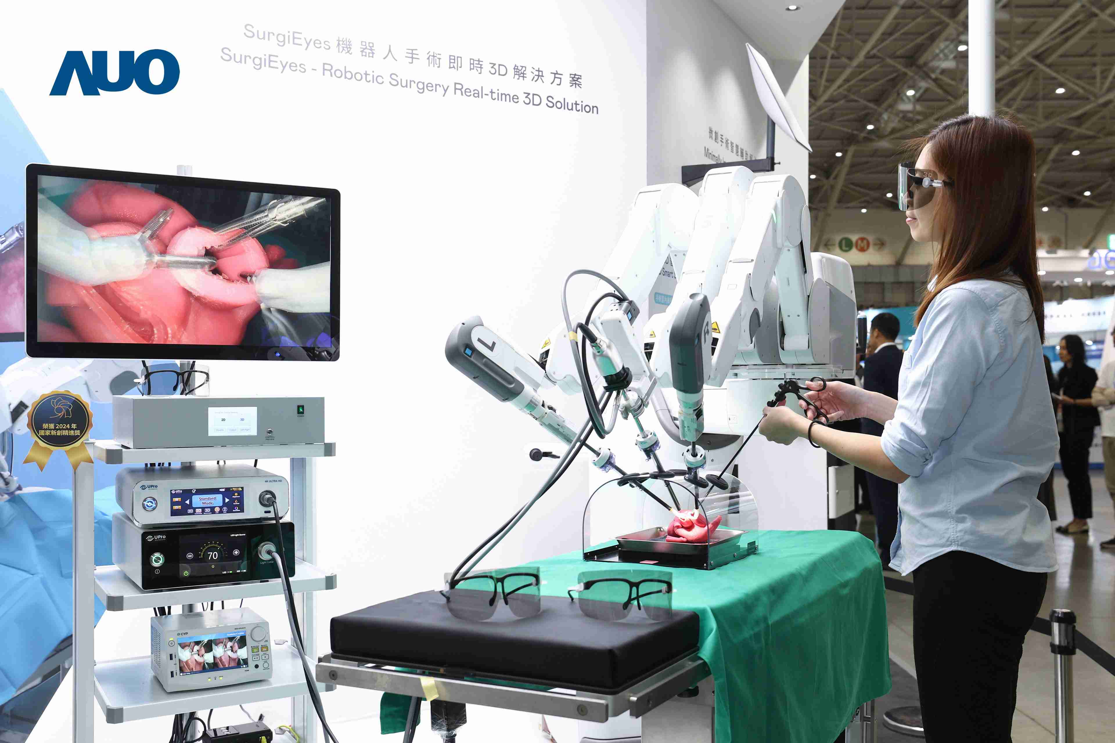 达擎以领先的3D显示技术推出〝SurgiEyes机器人手术实时3D解决方案〞，，整合先进3D图像处理与独家3D垂直宽视角、、广色域的显示技术，，，手术团队可实时同步主刀医师视角看到清晰3D影像，，，提升沟通效率与安全性。。。。