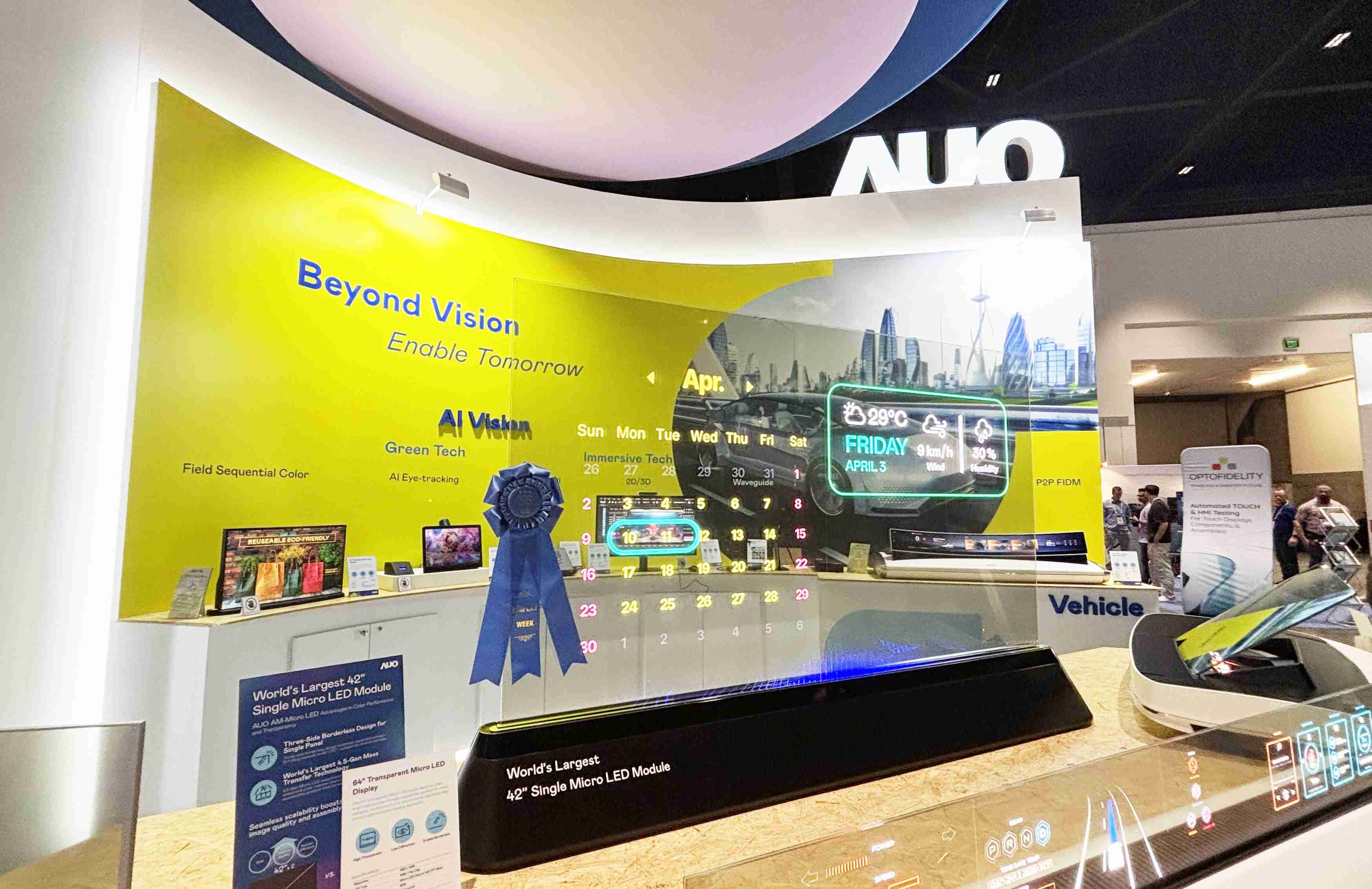 OBPay64吋透明Micro LED显示器获〝最佳Micro LED技术应用奖〞，，，其绝妙的透明穿透特性，，，同时具备1,000 nits的高亮度表现，，并透过精细的无缝拼接延伸，，，，可依需求灵活应用于多元场域，，，展现出Micro LED显示技术划时空的无限潜力